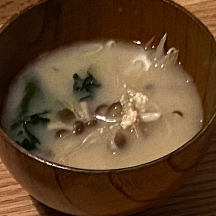 しめじとわかめともやしの味噌汁